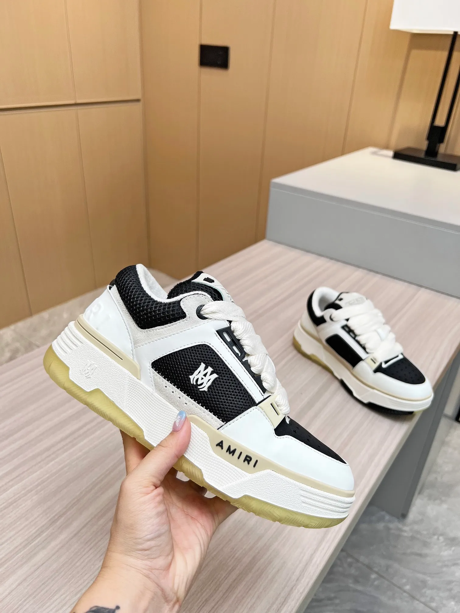 P580. Amiri Emile's 2023 spring and summer new MA-1 bread shoes, couple models, casual sports shoes, sneakers. Amiri gave up the rock punk style in the new season and used a large number of unsaturated colors, Morandi tones, whether you see or wear them, it will make people very happy. The large tongue of the bread shoes continues, shortening the length of the shoe body, thickening the midsole, and the toe part is more rounded. Amiri's brand letters and MA logo appear on the side of the shoe. Fabric: Original custom-made imported first-layer cowhide + mesh. Lining: Original custom-made breathable towel lining. Outsole. Foam combination material. Bottom thickness: 4CM. Size: 35-40 for women and 39-45 for men.